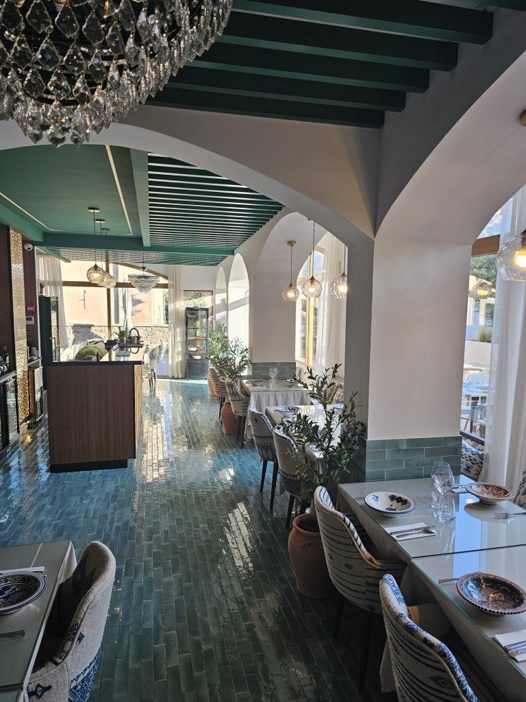 Salle du restaurant Le Bizerte à Ollioules avec arches et mosaïques